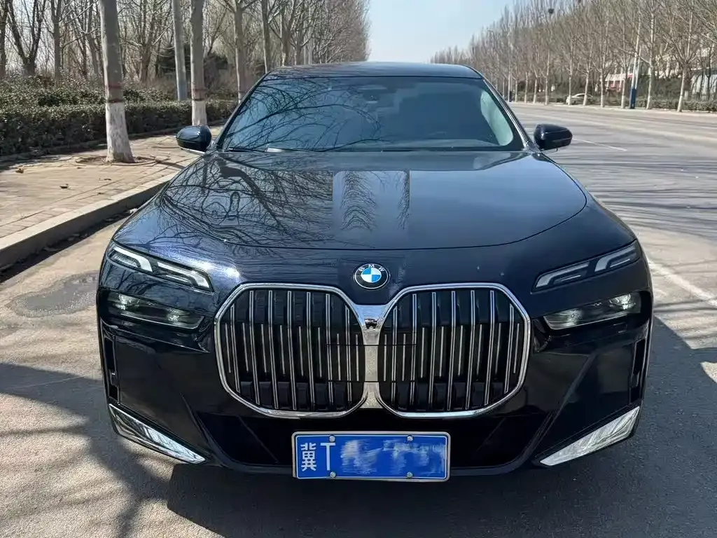BMW 7 Series — фото 1