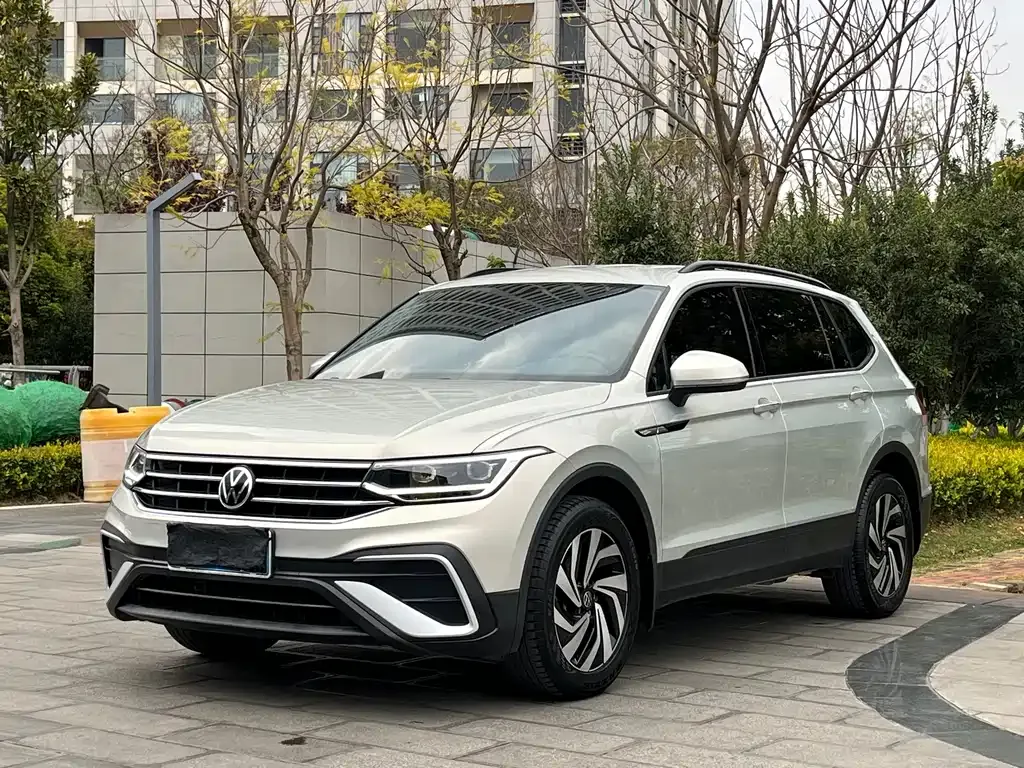 Volkswagen Tiguan L — фото 1