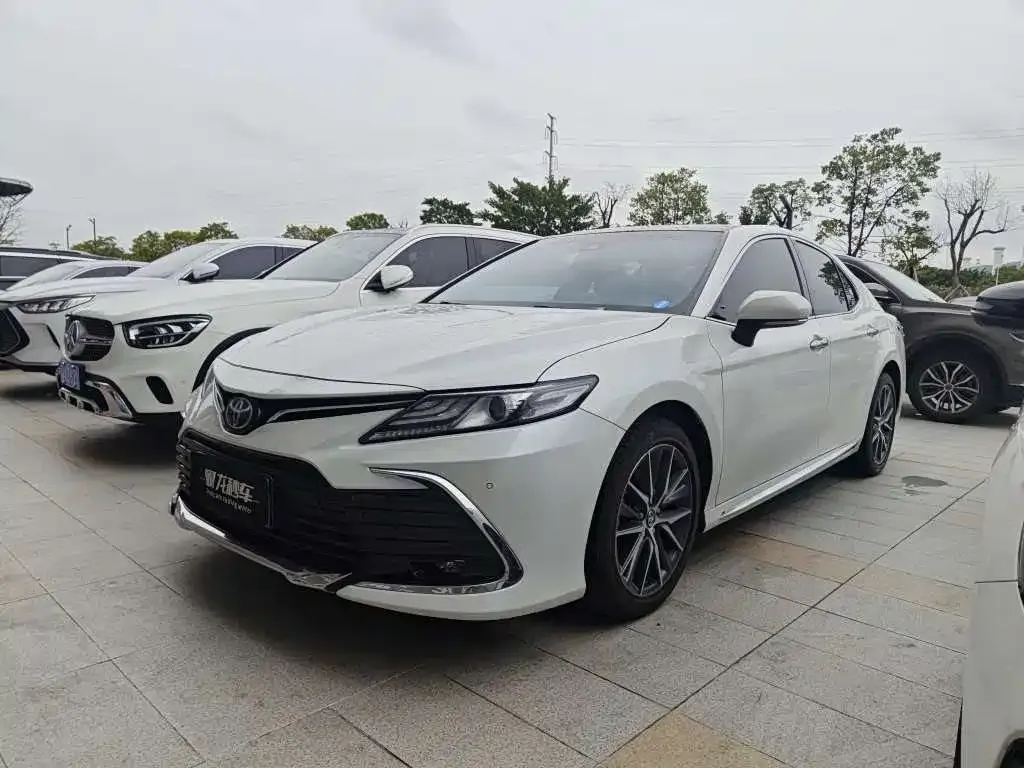 Toyota Camry — фото 1