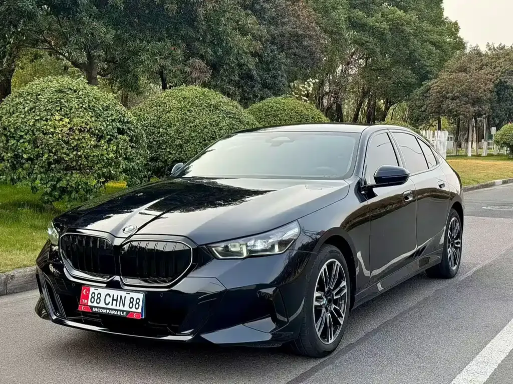 BMW 5 Series — фото 1