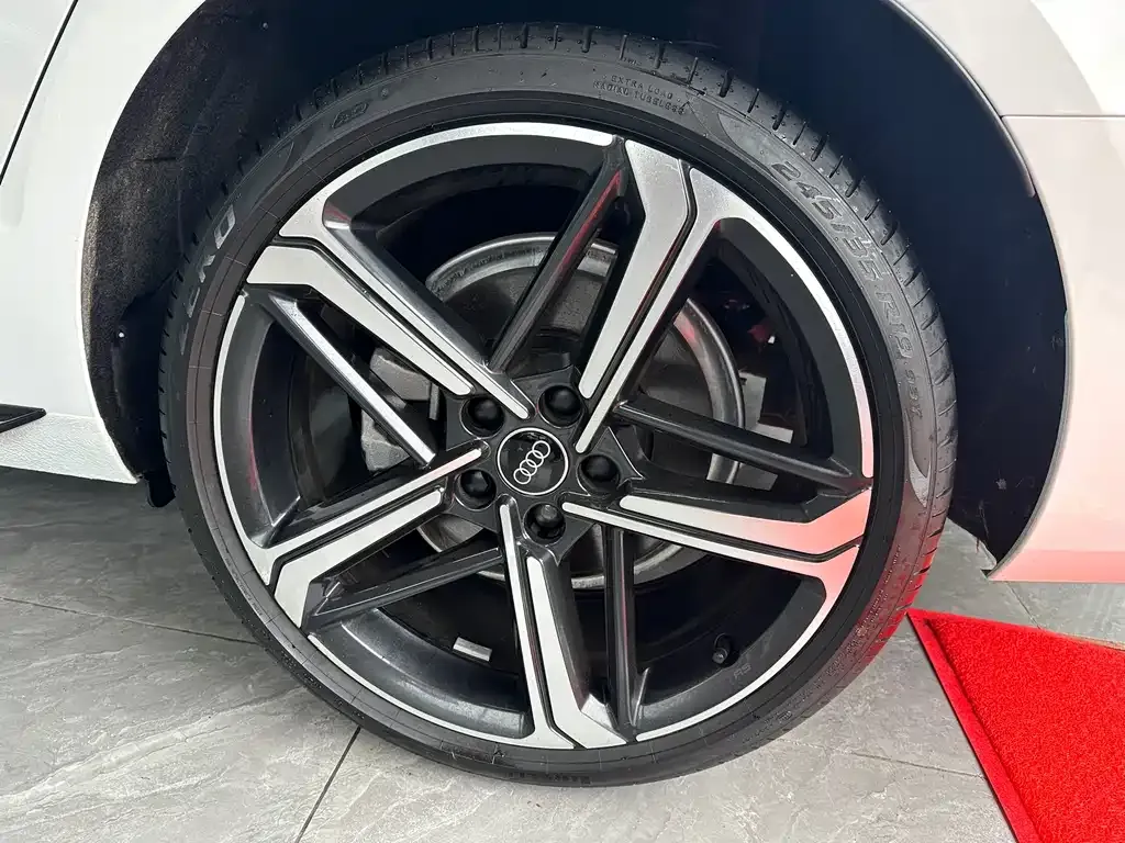 Audi A4L 2024 из CN, фото 2