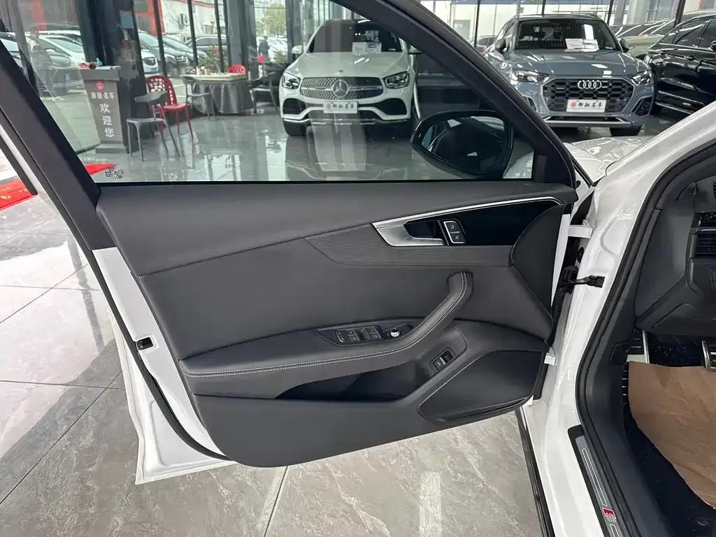 Audi A4L 2024 из CN, фото 4
