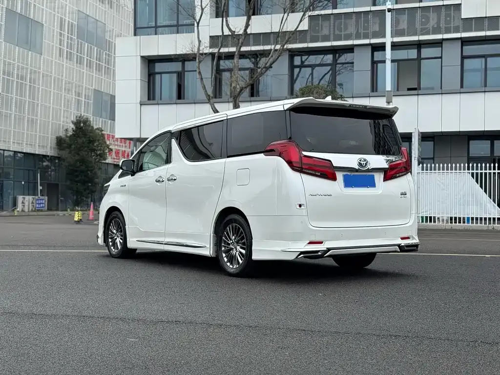 Toyota Alphard — фото 8