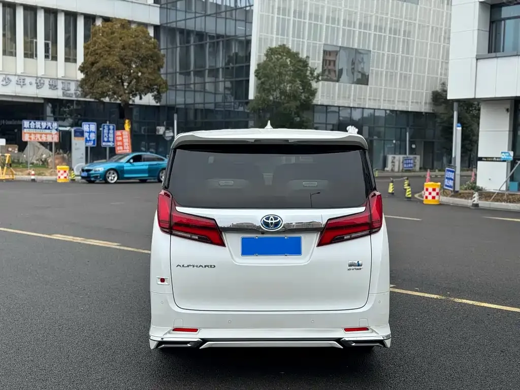 Toyota Alphard — фото 6