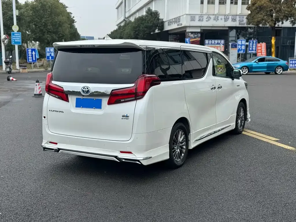 Toyota Alphard — фото 5
