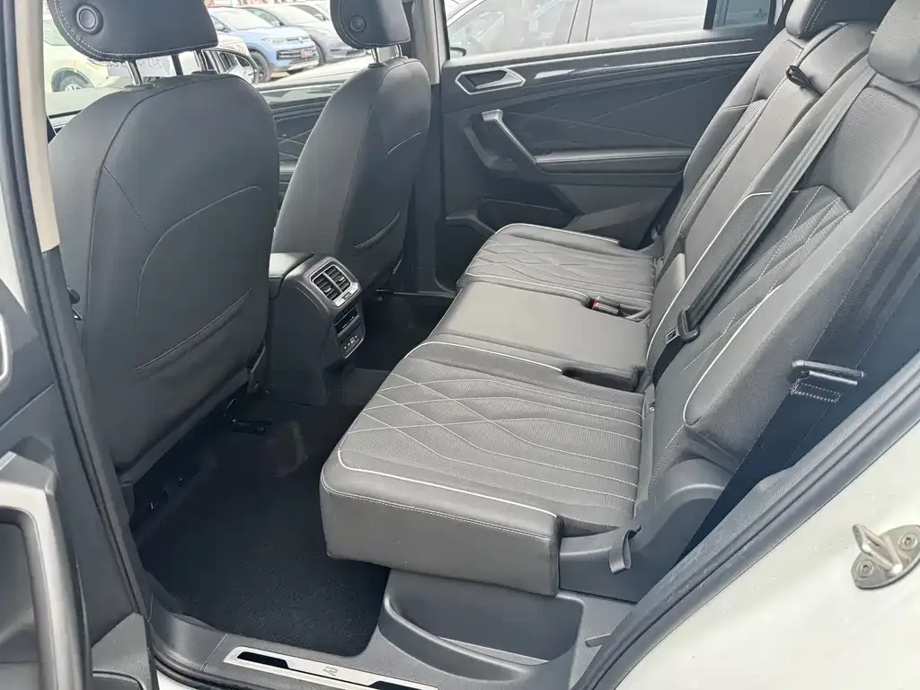 Volkswagen Tiguan L — фото 2
