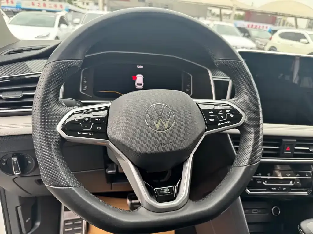 Volkswagen Tiguan L — фото 4