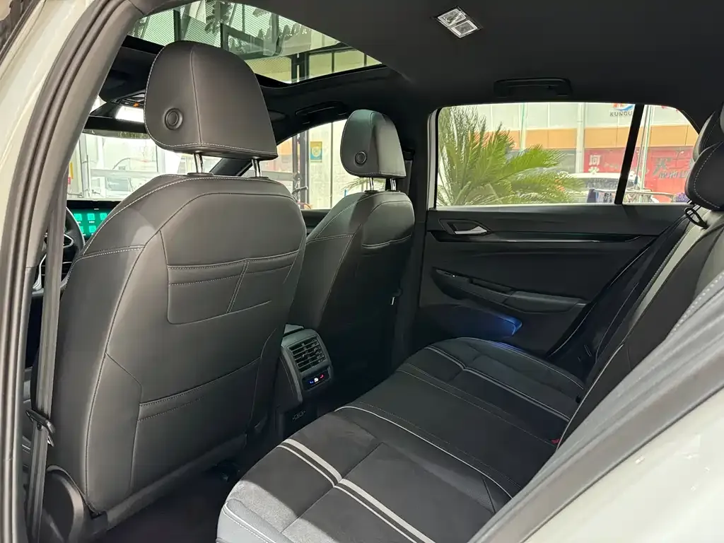 Volkswagen Golf 2024 из CN, фото 7