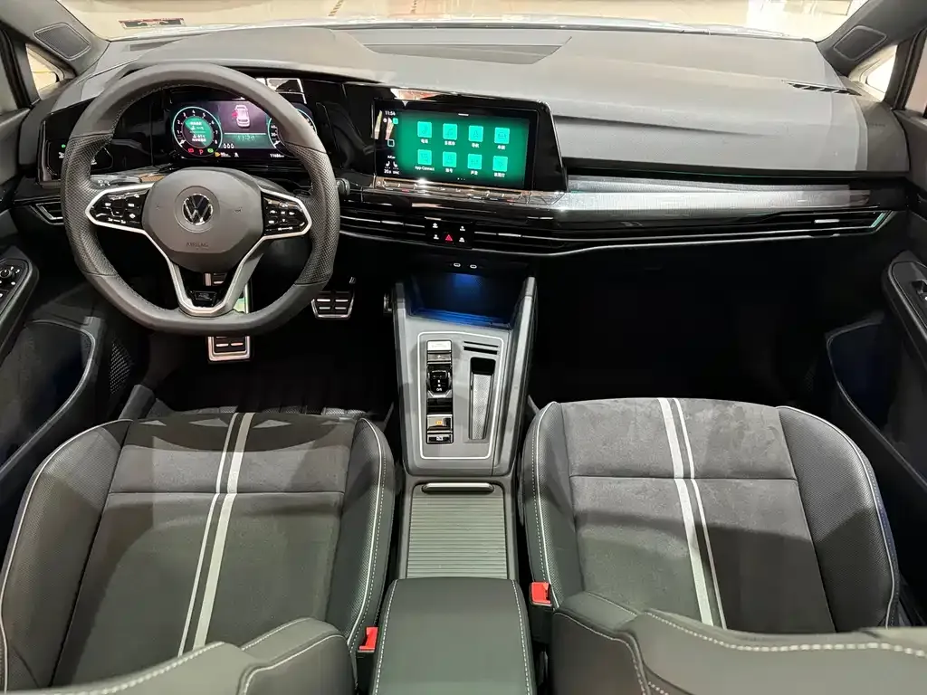 Volkswagen Golf 2024 из CN, фото 5