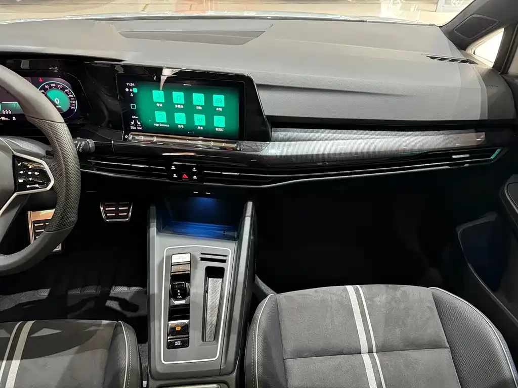 Volkswagen Golf 2024 из CN, фото 4