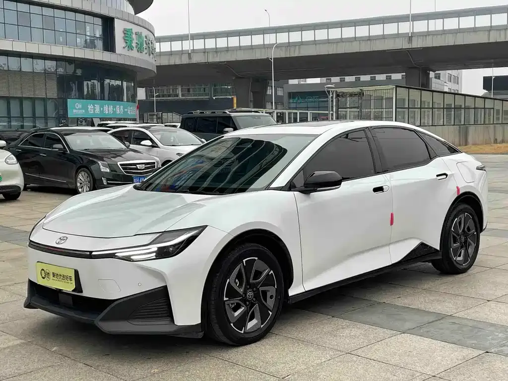 Toyota bZ3 2024 из CN, фото 1
