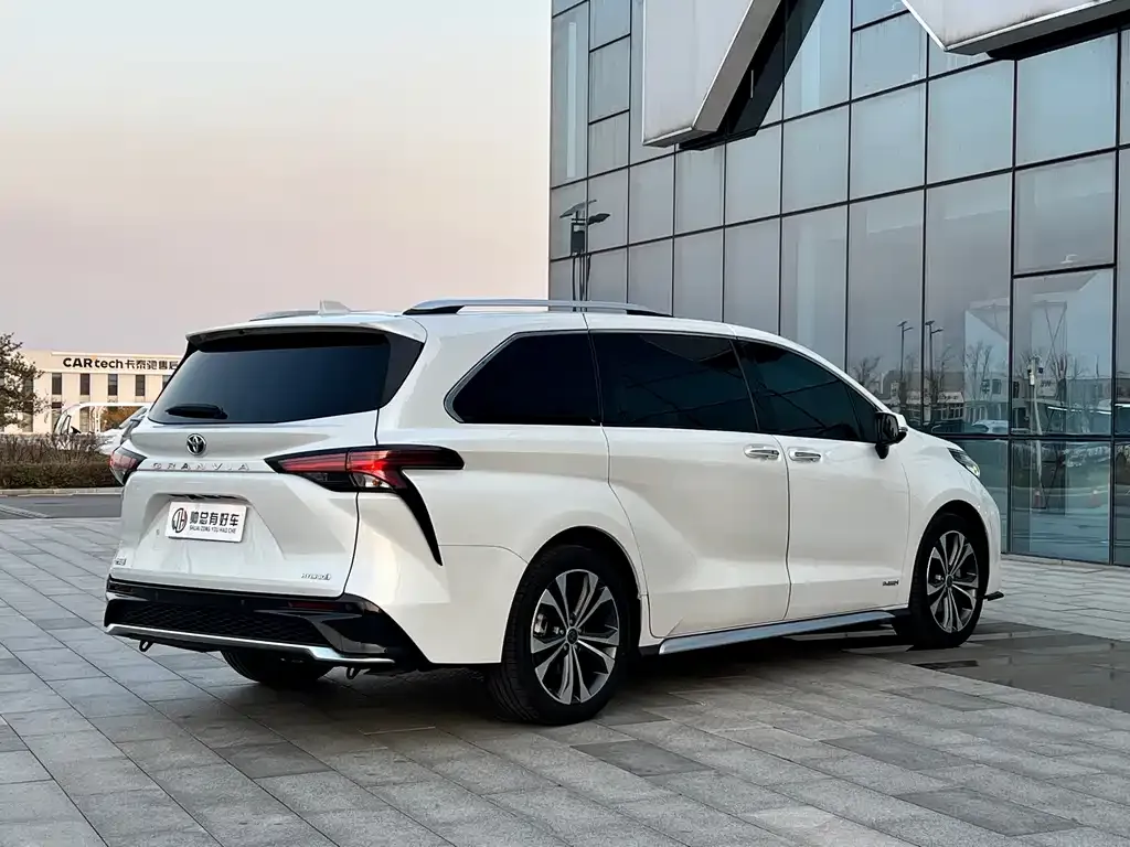 Toyota Granvia — фото 7