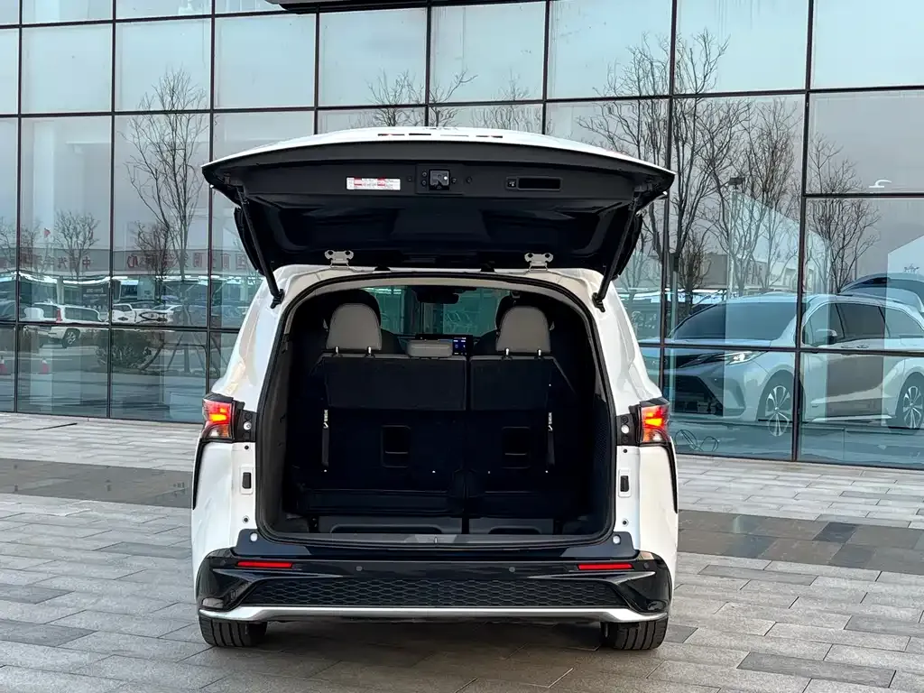 Toyota Granvia — фото 9