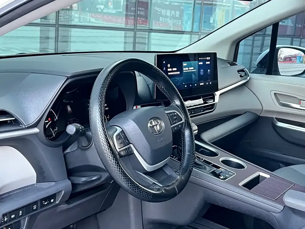 Toyota Granvia — фото 8