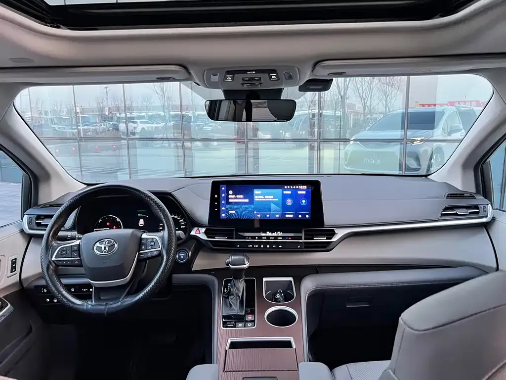 Toyota Granvia — фото 10