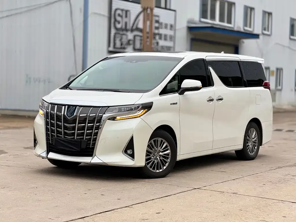 Toyota Alphard — фото 1