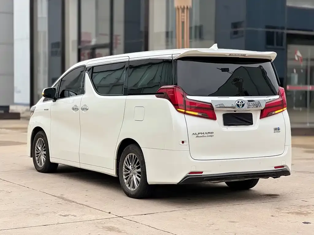 Toyota Alphard — фото 2