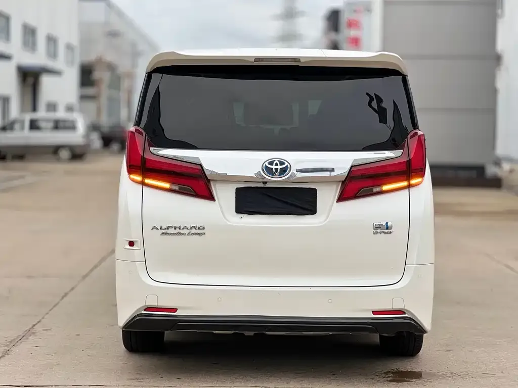 Toyota Alphard — фото 4