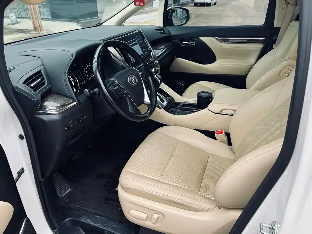Toyota Alphard — фото 3