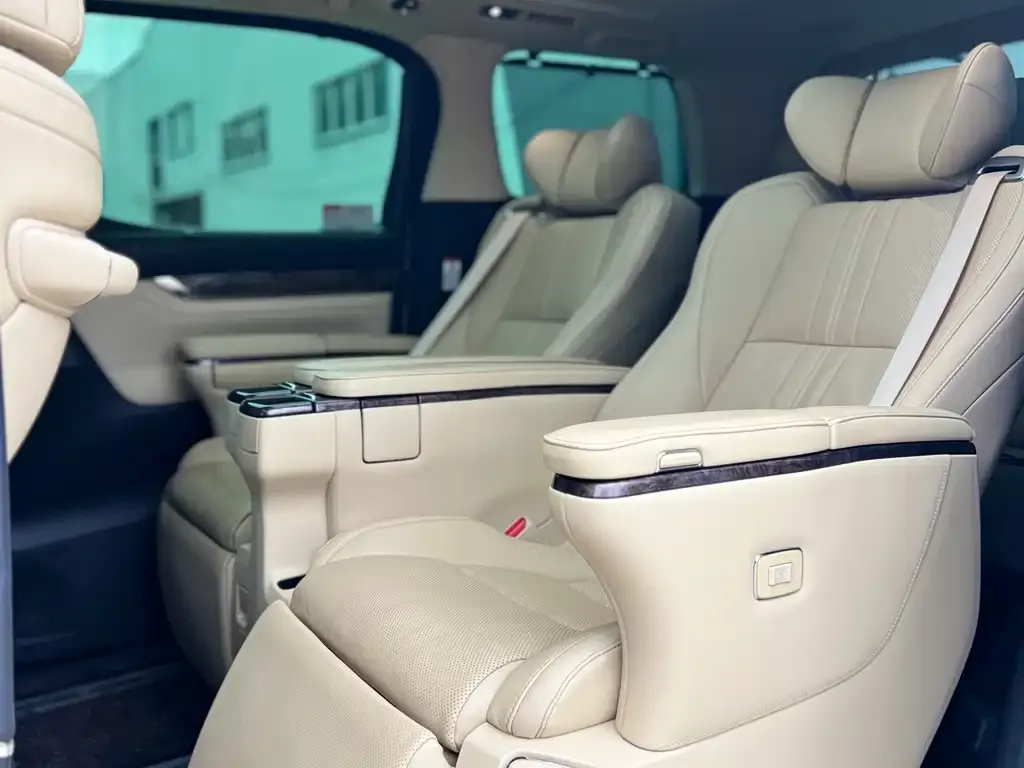 Toyota Alphard — фото 5
