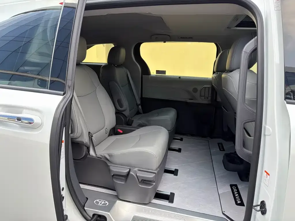 Toyota Granvia 2025 из CN, фото 10