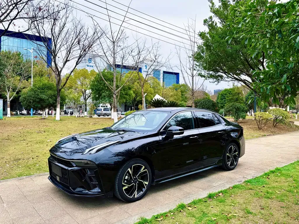 Lynk & Co 03