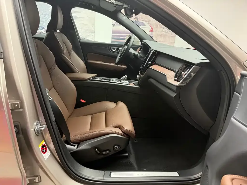 Volvo XC60 2025 из CN, фото 2