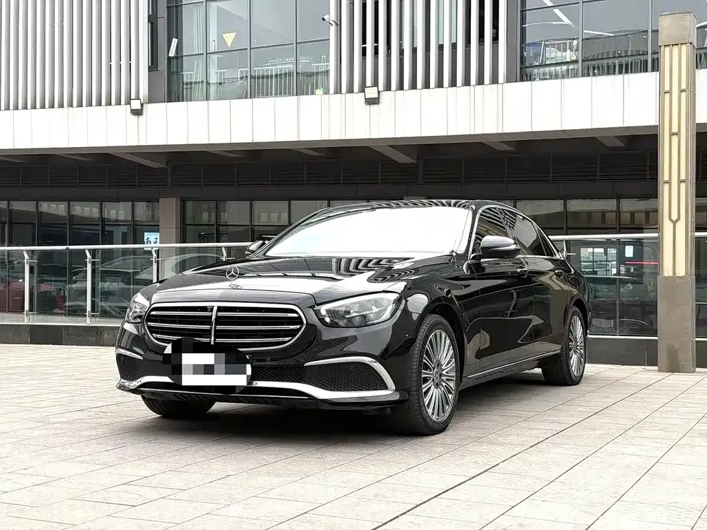 Mercedes-Benz E-Class — фото 1