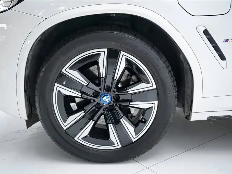 BMW iX3 — фото 10