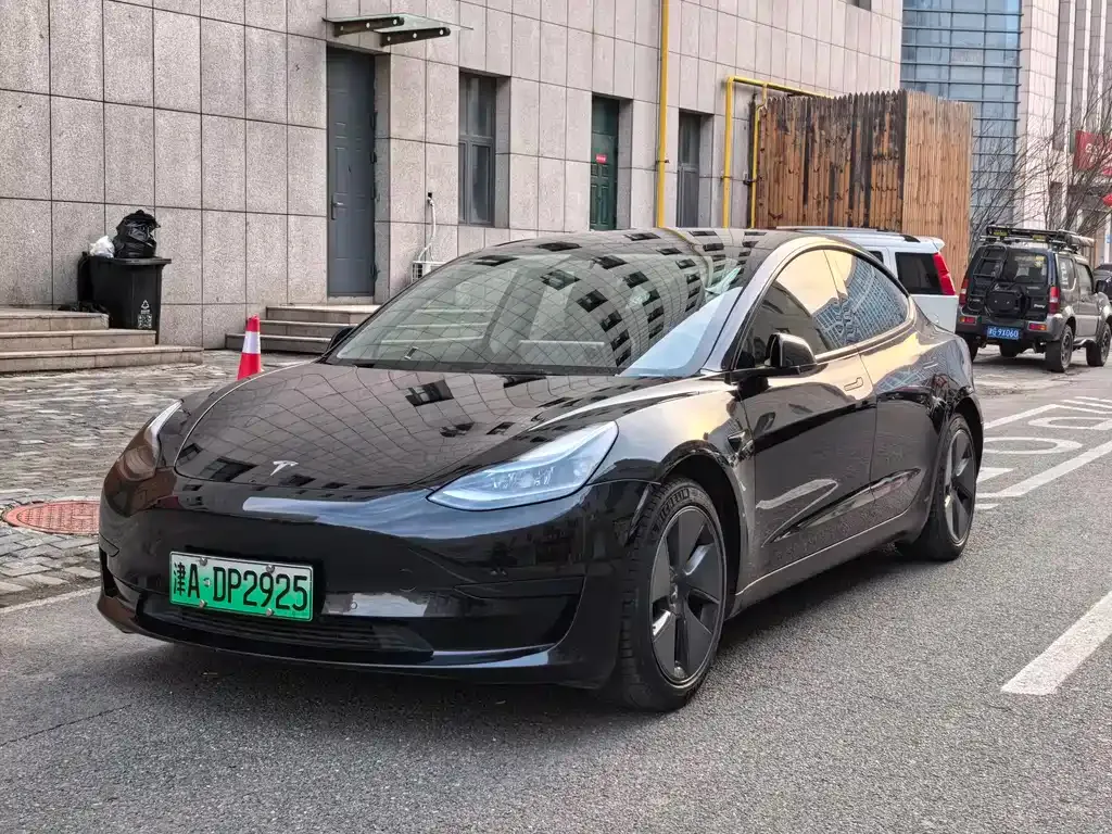 Tesla Model 3 — фото 1
