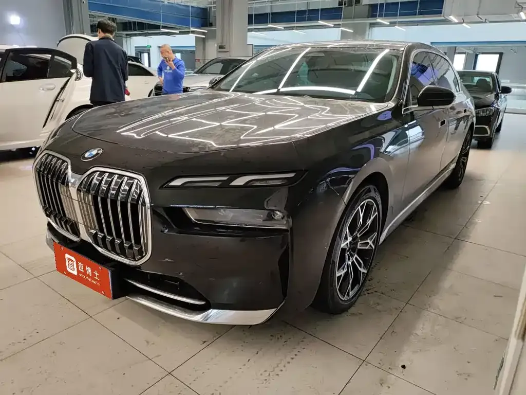 BMW 7 Series — фото 1