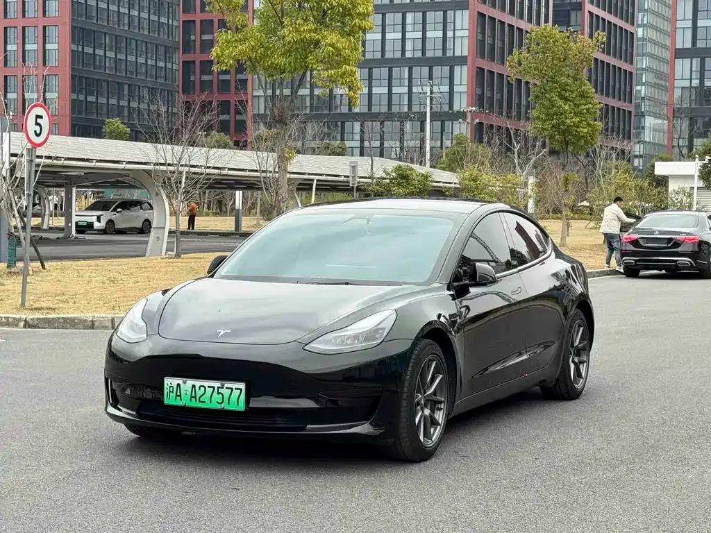 Tesla Model 3 — фото 1