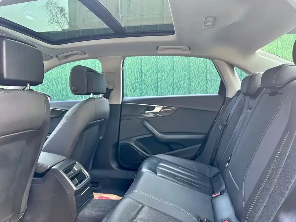 Audi A4L 2022 из CN, фото 4