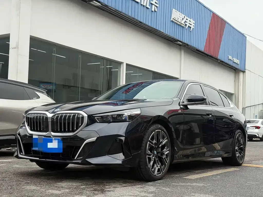 BMW 5 Series — фото 1