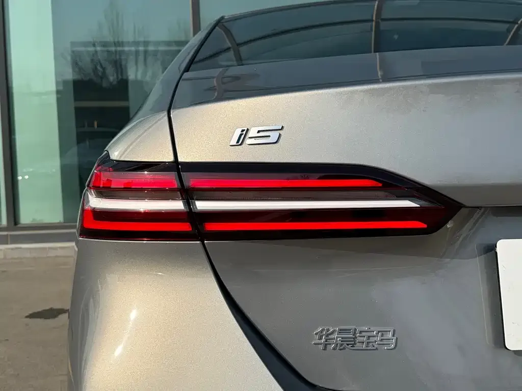 BMW i5 — фото 2