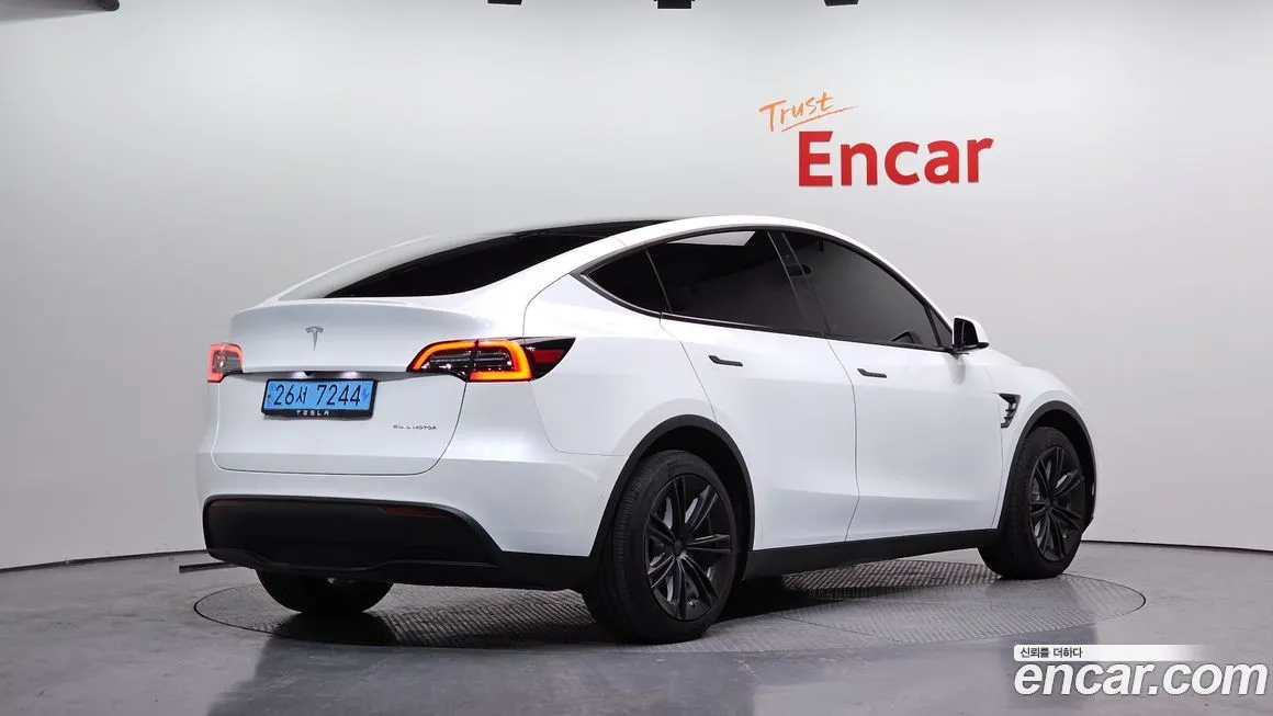 Tesla Model Y — фото 10