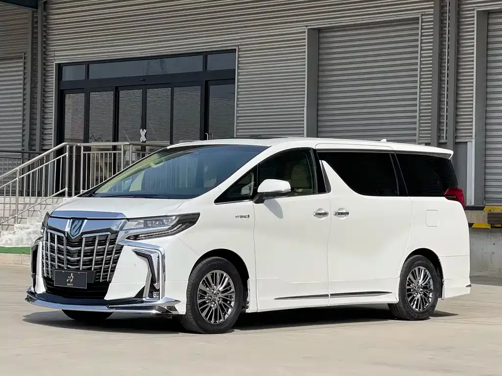 Toyota Alphard — фото 1