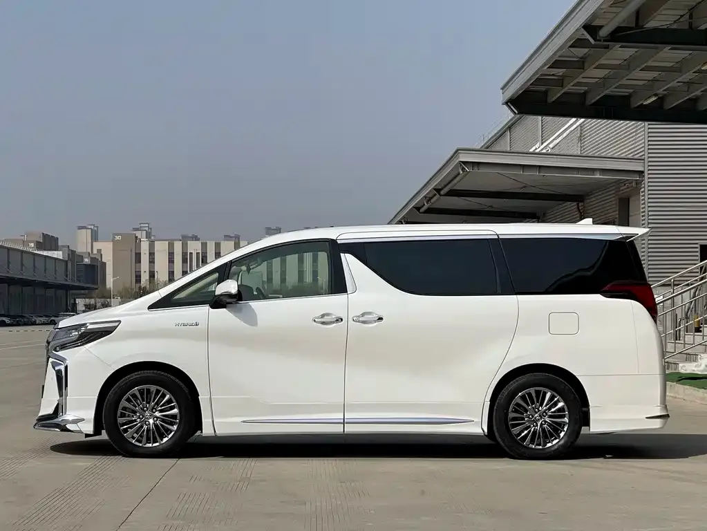 Toyota Alphard — фото 9