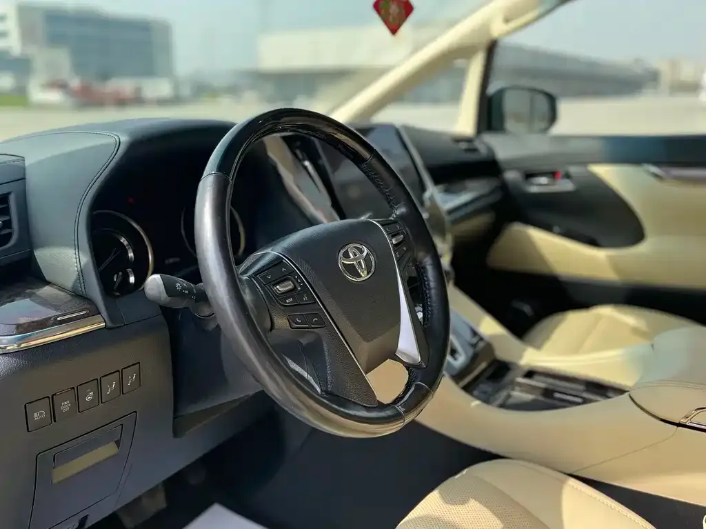 Toyota Alphard — фото 4