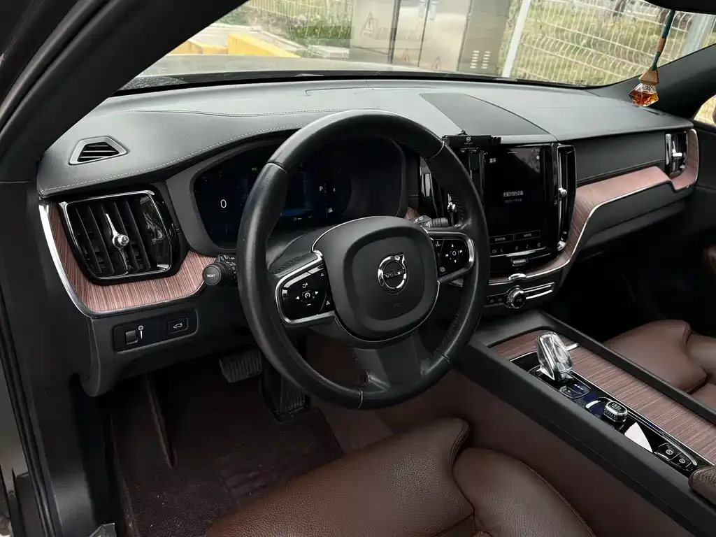 Volvo XC60 — фото 4