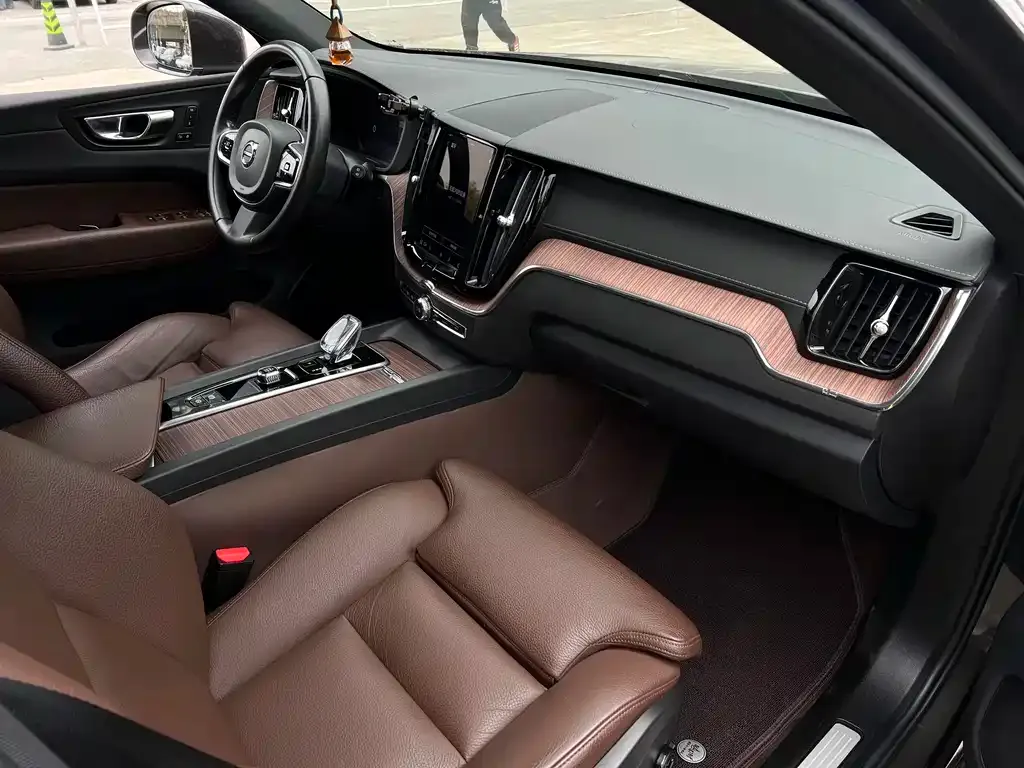 Volvo XC60 — фото 10