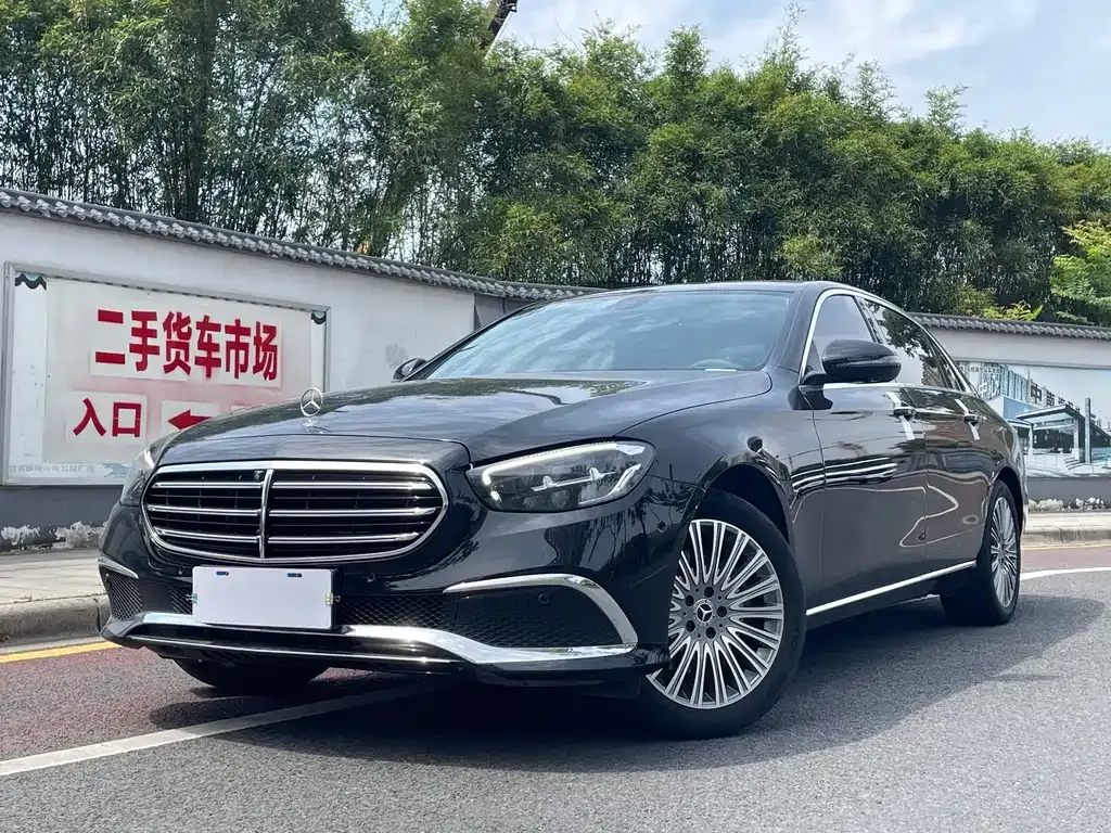 Mercedes-Benz E-Class — фото 1