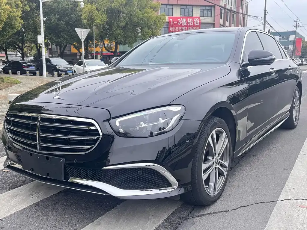 Mercedes-Benz E-Class — фото 1