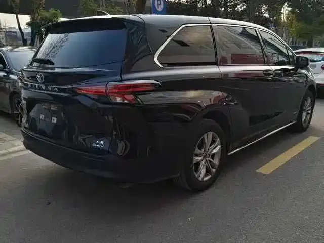 Toyota Sienna — фото 4