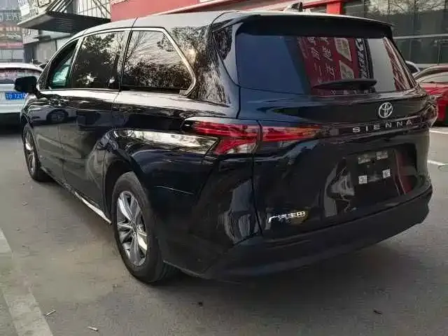 Toyota Sienna — фото 5