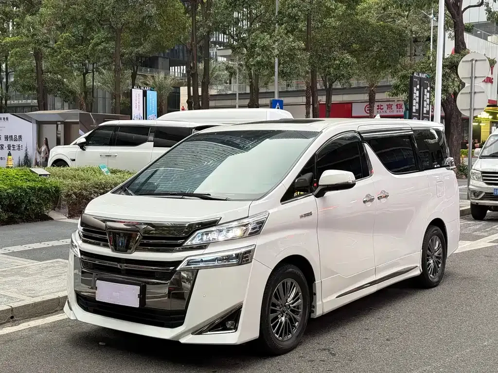 Toyota Vellfire — фото 1