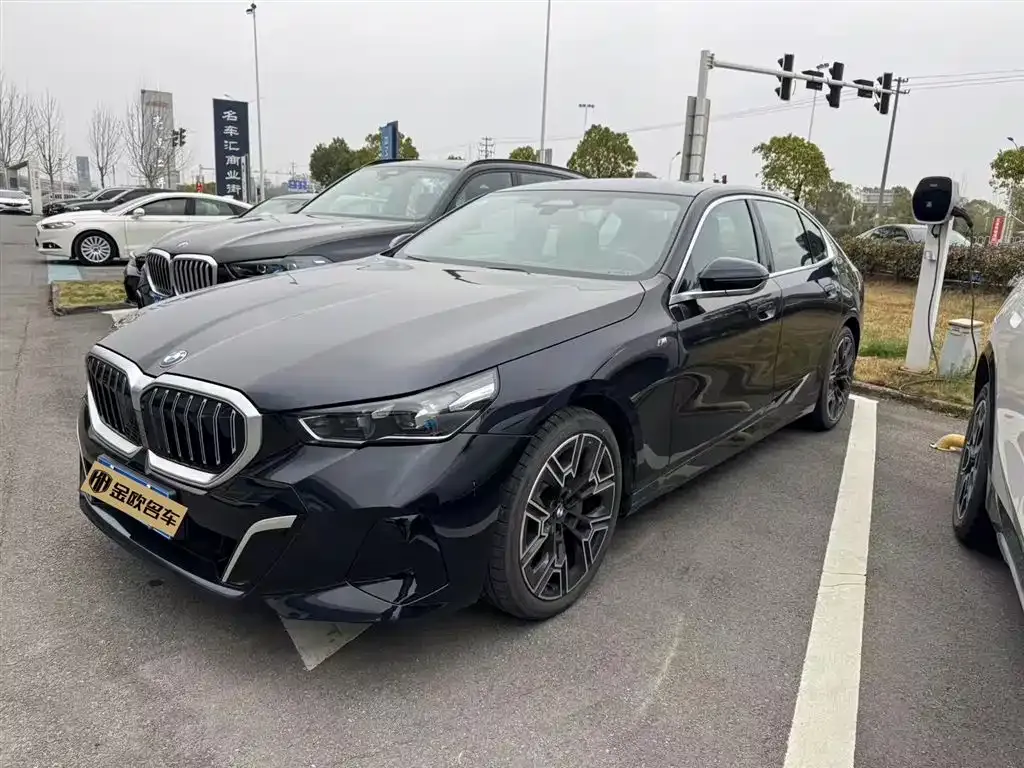 BMW 5 Series — фото 1