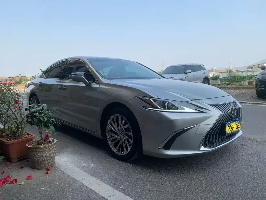 Lexus ES — фото 1