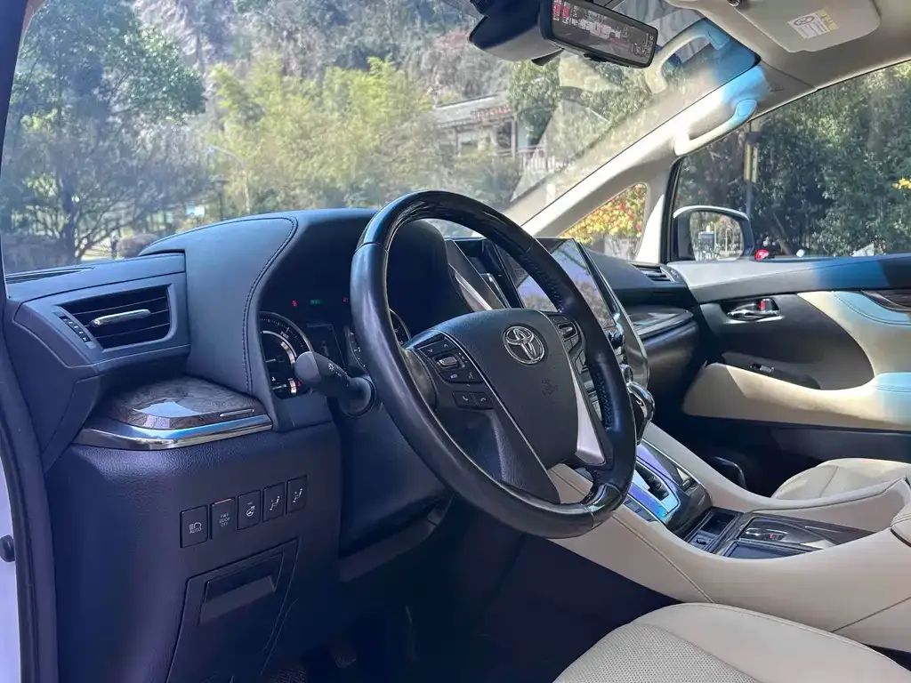 Toyota Vellfire — фото 2