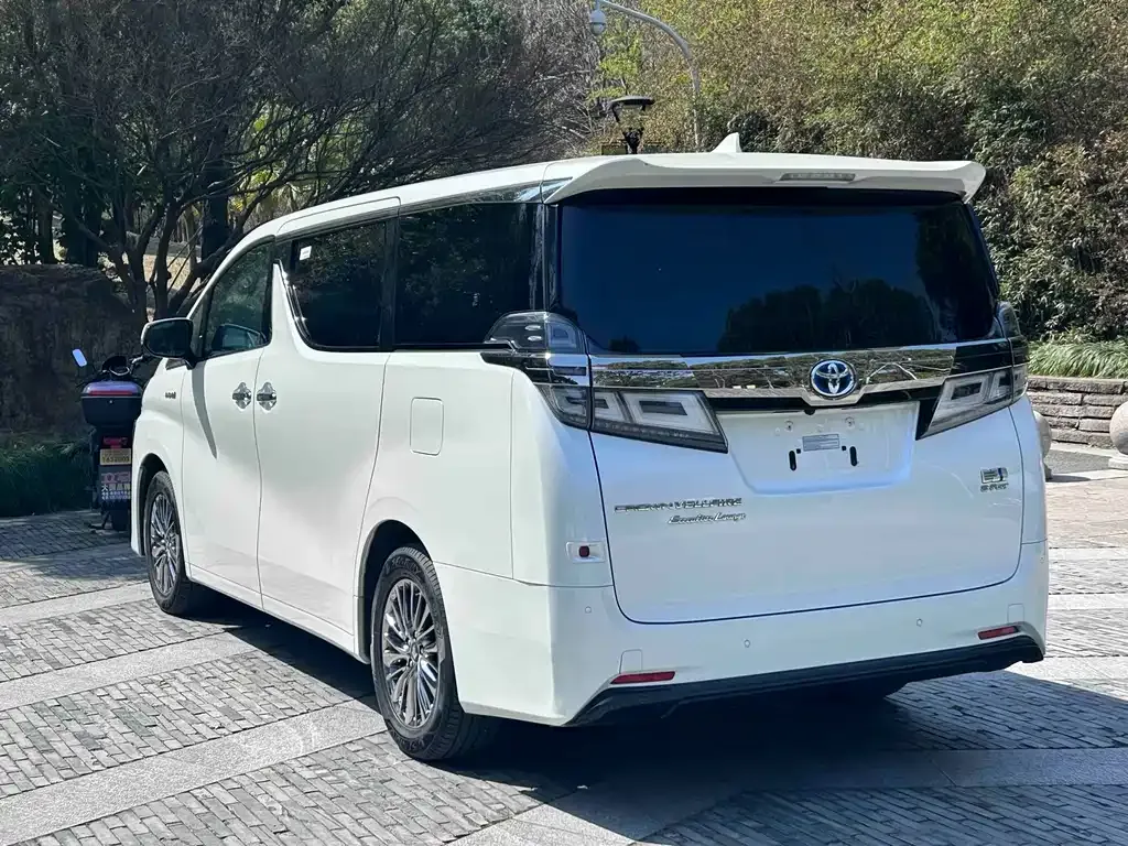 Toyota Vellfire — фото 10